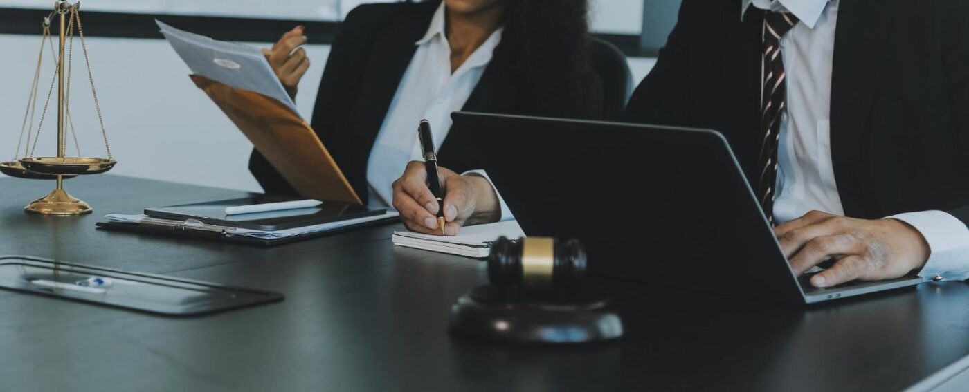 Abogados analizando un caso: prevención y estrategia legal